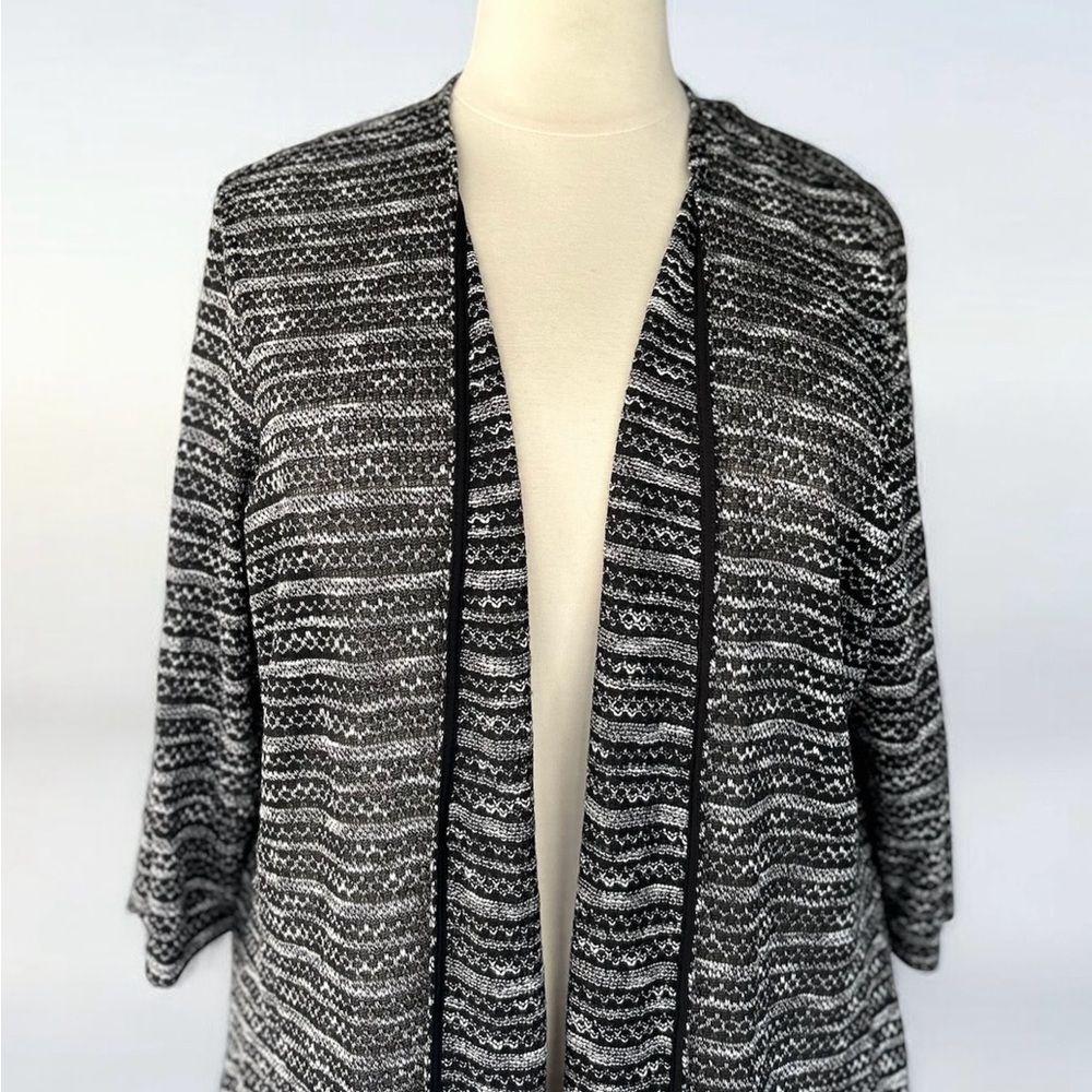 NWT!Avenue Monochrome Fringe Cardigan
Size 30/32 or 4X - Picture 4 of 7